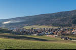 SBB RABe 526 (ex-BLS, ex-RM) am 10. Dezember 2016 bei Courtelary im Berner Jura. Am linken Dorfende ist die Produktionsstätte von Camille Bloch zu erkennen. Hier werden die berühmten Ragusa hergestellt.
Auf dem Mont Tramelan dahinter findet sich einer der wenigen Windparks der Schweiz.