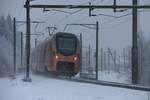 Winterabend, ein Treno Gottardo der SOB kommt am 27.01.2021 aus dem Tessin und fährt bei Tecknau BL Richtung Basel.