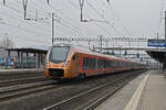 RABe 526 208 Traverso der SOB, durchfährt am 17.02.2025 den Bahnhof Rothrist.