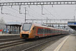 RABe 526 220 Traverso der SOB durchfährt am 17.02.2025 den Bahnhof Rothrist.