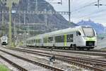 Der RABe 528 113  AKIM  mit der links im Hintergrund stehenden S-Bahn RABe 528 213  KAMI  am 4.4.24 in Frutigen.