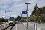 Der BLS MIKA RABe 528 119 wartet im neuen Bahnhof von Laupen BE auf die Abfahrt als S2 15247 nach Langnau i.E.