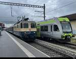 IRSI - ex SBB 421 387-2 mit einem Extrazug vor Rot zeigendem Hauptsignal neben dem Grund weshalb das Signal auf Rot wahr ist der BLS RABe 535 117 der als Regio von Lyss nach Büren an der Aare bei der einfahrt im Bhf. Busswil am 2024.05.04