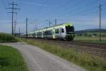 Am 5.8.09 fhrt der Regio Express 3175 mit zwei RABe 535 sowie einem RABe 525 von Wichtrach Richtung Kiesen.