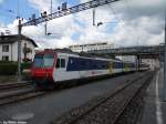 RBDe 560 073-9 ''Gland'' am 30.7.2010 in Delmont. In der Nebenverkehrszeit wird die S-Bahn Delmont - Glovelier mit einem Flirt gefhrt. Dieser Flirt wird in der HVZ jedoch fr die Verstrkung der S3 bentigt, whrend dieser Zeit fhrt dann dieser 3-teilige NPZ.