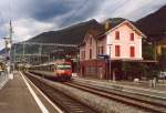 RBDe 560 erreicht am Morgen des 6. August 2006 bei Gewitterstimmung die Station Tenero auf der Strecke Locarno - Bellinzona.