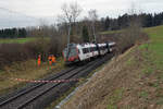 JAHRESRÜCKBLICK 2018
von Walter Ruetsch
Serie Nr. 1
Bei Lommiswil entgleiste am 22. Januar 2018 nach einem Erdrutsch ein Zug. Der dreiteilige Domino mit dem Triebwagen RBDe 560 253 musste während der Nacht geborgen werden, da der Kran ab Basel, Delémont, Moutier erst am späten Nachmittag in Oberdorf eintraf. Die Strecke blieb mehrere Tage unterbrochen, es verkehrten Ersatzbusse.
Fotostandort vor Abschrankung auf dem freien Feld erlaubt.
