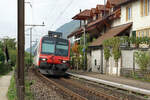 RBDe 560 als Regio Neuchâtel-Biel auf dem einspurigen Streckenabschnitt in dem Winzerdorf Ligerz unterwegs am 25. September 2021.
Die Rebbaulandschaft am linken Bielerseeufer figuriert im Bundesinventar der Landschaften von nationaler Bedeutung. Das Winzerdorf Ligerz und die benachbarten Weiler – alle mit einzigartigen, geschützten Ortsbildern – leiden unter massivem Bahnlärm und Erschütterungen, denn die Bahnlinie führt nur wenige Meter neben Wohnhäusern, Schulhaus und Seeufer vorbei.
Bald ist diese Aufnahme Geschichte da ein doppelspurger Tunnel dieses Nadelör beseitigt.
Foto: Walter Ruetsch