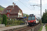 RBDe 560 als Regio Biel-Neuchâtel beim Halt auf der Station Ligerz am 25. September 2021.
Die Rebbaulandschaft am linken Bielerseeufer figuriert im Bundesinventar der Landschaften von nationaler Bedeutung. Das Winzerdorf Ligerz und die benachbarten Weiler – alle mit einzigartigen, geschützten Ortsbildern – leiden unter massivem Bahnlärm und Erschütterungen, denn die Bahnlinie führt nur wenige Meter neben Wohnhäusern, Schulhaus und Seeufer vorbei.
Bald ist diese Aufnahme Geschichte da ein doppelspurger Tunnel dieses Nadelör beseitigt.
Foto: Walter Ruetsch