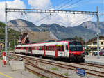 Farbenprächtiges Bild: Regionalzug der RegionAlps wartet in Orsières auf die Abfahrt nach Sembrancher.