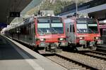 Links der RBDe 560 402 als Extrazug nach Gampel-Steg am 17.8.23 mit dem RBDe 560 407 als Regio nach Monthey bei der Ausfahrt in Visp.