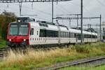 Der RBDe 560 241 der TPF am 28.8.23 hinter dem Bahnhof Schmitten abgestellt.