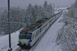 Am 18.02.2018 ziehen/schieben RBDe 561 084 und 561 082 kurz nach der Abfahrt in Herisau den VAE 2578, St.