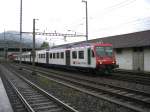 Ein SBB-Triebzug als S3 nach Luzern bei der Ausfahrt aus Brunnen.