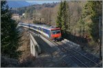 Als Silvan Wyss und ich vor einigen Jahren zwecke der Fotografie von DOMINO RABe 560 an die Strecke Neuchâtel - Le Locle fuhren waren wir etwas enttäuscht, fast nur NPZ anzutreffen. Die Zeit vergeht und so freute ich mich besonders, als mir dieser NPZ, ein RBDe 562 auf Leerfahrt, bei Chambrelien begegnete und etwas Farbe ins in den jungen Frühling brachte.
18. März 2016 