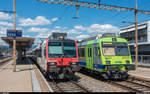 Ein SBB Domino als Ersatzzug für den RE nach Bern und ein BLS RBDe-Pendel als Regio Lyss - Büren an der Aare treffen sich am 11. August 2018 im Bahnhof Lyss.