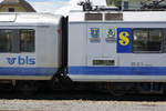 Der BLS RBDe 565 731 mit doppeltem Wappenschmuck.
Der am 1. Juli 2020 in Kerzers fotografierte RBDe 565 731 trägt die Wappen von Bümpliz und Holligen.
Foto: Walter Ruetsch 