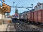 Überholung des Zuckerrübenzuges der CJ im Bahnhof Alle durch den Regio Bonfol - Porrentruy am 12. Oktober 2018. Da der Zuckerrübenzug mit der Ee 936 153 vorne und der von der BLS gemieteten Re 4/4 191 hinten zu lang für die Bahnhofsgleise ist, musste der Zug nach Einfahrt des Regios einige Meter zurücksetzen, damit dieser wieder ausfahren konnte.