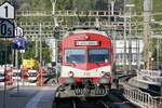 Der RBDe 566 I 222 des VPM beginnt am 27.4.24 seine Jubiläumsfahrt bei der Einfahrt in Langenthal.