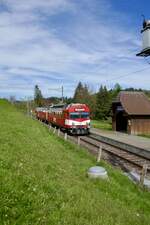 Der RBDe 566 I 222 des VPM am 27.4.24 beim Fotohalt in Griesbach.