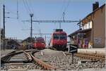 Während am Hausbahnsteig der TRAVYS RBDe 560 384-0 (RBDe 560 DO TR 94 85 7560 384-0 CH-TVYS)  Lac de Brenet  in Le Sentier Orient angekommen ist, wartet auf Gleis 2 der TRAVYS RBDe 567 174 (94 85 7567 174-8)  Fleurier  mit B und ABt auf seinen Einsatz am Nachmittag als  Schülerzug  nach Vallorbe. Eigentlich sollte der Zug tagsüber in Le Brassus abgestellt werden, aber dort ist infolge der Ankunft und Entladung eines Güterzugs kein Platz vorhanden.

Das Bild entstand auf dem geöffneten Bahnübergang (siehe auch Geoposition)

24. März 2022