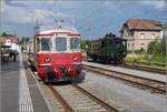 Triebwagentreffen Koblenz, August 2017. Am Bahnsteig in Laufenburg wartet der EAV-Triebwagen der WM, BDe 4/4 2 auf seine Fahrgäste, während im Hintergrund der letzte Mohikaner, Kittel-Dampftriebwagen Czm 1/2 der UeBB, rangiert.