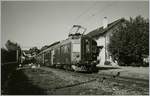 Der  Train des Vignes , der damals freilich namenlos zwischen Vevey und Puidoux-Cehbres hin und her pendelte, in seiner lange Zeit typischen Komposition mit BDe 4/4 1651 und Bt beim Halt in Chexbres