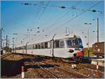 Der SBB RAe TEE II, am Ende seiner Laufbahn der edlen TEE Farbgebung beraubt und als  RABe TEE II  unterwegs, wird in Frasne als TGV Anschlusszug nach Bern (via Neuchâtel - Biel/Bienne) bereitgestellt. 

Oktober 1999
