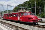 Der Rote Pfeil der OeBB steht in Koblenz auf dem Mittelgleis und wartet auf die Freigabe des Gleis 1.