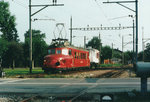OeBB: RBe 2/4 202 (ehemals SBB) mit seltener Anhängelast bei Oensingen im Juli 1989.
Foto: Walter Ruetsch