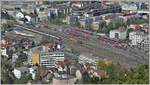 Überblick über den Güterbahnhof Chur mit den Abstellgleisen für SBB im Vordergrund und die Schmalspurgeleise der RhB im Hintergrund.