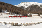 Das ist eine tolle Fotostelle zwischen Samedan und Bever. Beste Lichtverhältnisse den ganzen Vormittag lang. Auch wenn diese roten Triebwagen der RhB mit der Zeit langweilig werden, machen sie sich doch super in dieser winterlichen Berglandschaft. Also neuen Vordergrund gesucht und abgedrückt am 14.01.2025.