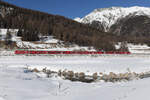 Das ist eine tolle Fotostelle zwischen Samedan und Bever. Beste Lichtverhältnisse den ganzen Vormittag lang. Auch wenn diese roten Triebwagen der RhB mit der Zeit langweilig werden, machen sie sich doch super in dieser winterlichen Berglandschaft. Also neuen Vordergrund gesucht und abgedrückt am 16.01.2025.