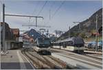 Das neue Gesicht der MOB: Ge 4/4 und Alpina im modernisieren Bahnhof von Château d'Oex.
Der Alpina Be 4/4 9203 verlässt Château d'Oex als Regionalzug 2220 nach Zweisimmen, die MOB Ge 4/4 8001 steht mit ihrem Zug IR 2122 zur späteren Abfahrt bereit. (Baustellenbedingter Streckenunterbruch und SEV Montbovon - Château d'Oex 19.3 -1.6.2018) 
2. April 2018