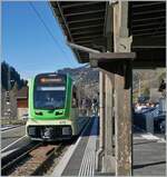 Der TPC ASD ABe 4/8 472 erreicht sein Ziel Les Diablerets, wo die alten Bahnsteig Posten, wohl noch aus der Eröffnungszeit der Bahn, einen herrlichen Kontrast zum modernen Zug bilden.