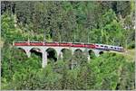 Berninaexpress mit einem ABB Allegra auf dem Schmittentobelviadukt.