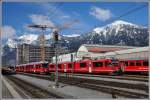 DEie Silhouette am Bahnhof Landquart verändert sich und das einst markante Hochhaus wird immer kleiner. S1 1525 nach Rhäzüns mit ABe 4/16 3104 begenet dem wartenden ABe 8/12 3513. (07.04.2015)