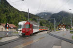 Gleich drei Steuerwagen schob Be 4/4 151 der TPF am 02.05.2023 als R14973 aus dem Bahnhof von Montbovon auf dem Weg nach Bulle. Kurz hinter dem Bahnhof wird ein Abschnitt in Straßenlage befahren.