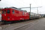 Ein Güterzug der Chemins de fer du Jura mit dem De 4/4 411 und Containertragwagen Sb steht am 22.09.2024 im Bahnhof Le Noirmont.