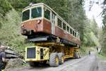 Der Transport mit dem Be 4/4 22 am 14.5.24 bei einer kleinen Ausweichstelle zwischen der Winteregg und Lauterbrunnen.