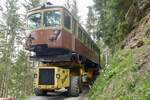 Leider gab es einen Defekt an einem Sensor, darum blieb der Transport stehen und man musste auf das Ersatzteil warten.., am 14.5.24 im Wald zwischen Winteregg und Lauterbrunnen.