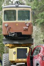 Der Be 4/4 auf dem Cator/Pollux Transporter der hier leider einen Defekt hatte und warten musste, am 14.5.24 im Wald zwischen Winteregg und Lauterbrunnen.