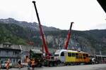 Der neue zweite neue Zug Be 4/6 101  Eiger  und die Kräne zum anheben am 13.5.24 auf dem Bahnhof Lauterbrunnen.