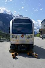 Frontansicht des zweiten Zugteils des Be 4/6 101  Eiger  der am 13.5.24 auf dem Bahnhofplatz Lauterbrunnen steht.