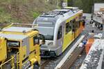 Während der erste Teil des Be 4/6 101  Eiger  auf seinen Drehgestellen steht kam ein Zweiwege-LKW um den Teil später vor zu ziehen am 13.5.24 auf der Winteregg.