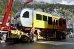 Am Abend des 13.5.24 als die Kräne und der Transporter wieder zurück im Tal waren wurde auch der zweite Zugteil des Be 4/6 101 aufgeladen auf dem Bahnhofplatz Lauterbrunnen.