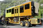 Der Castor/Pollux Transporter steht bereit um den zweiten Zugteil des Be 4/6 101 zu transportieren am 13.5.24 auf dem Bahnhofplatz Lauterbrunnen.