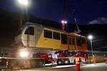 Der zweite Zugteil des Be 4/6 103  Jungfrau  schwebt am 21.10.24 über dem Bahnhofplatz von Lauterbrunnen.