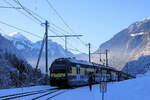 Berner Oberland Bahn, Burglauenen: Triebwagen 323 mit Steuerwagen 422 hat die Talstufe erklommen und fährt in die Station Burglauenen ein.