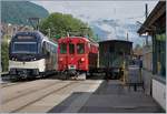 Der RhB Bernina ABe 4/4 I N° 35 wartet mit seinem Riviera Belle Epoque nach Vevey in Blonay auf die Weiterfahrt, während der CEV MVR SURF ABeh 2/6 7504 Blonay Richtung Les Pléidaes